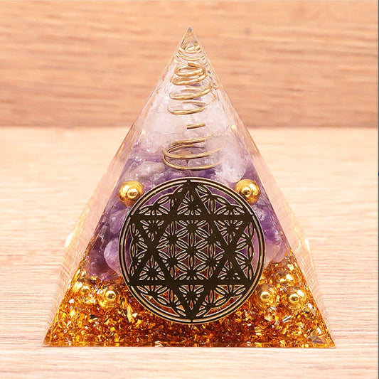 Pyramide orgonite améthyste en résine transparente avec spirale dorée et éclats de cristaux violets améthyste, base en feuilles d'or, symbole géométrie sacrée Métatron et Fleur de Vie