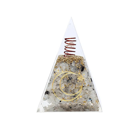 Orgonite pyramide pierre de lune vue de face symbole sunaire doré et spirale cuivre