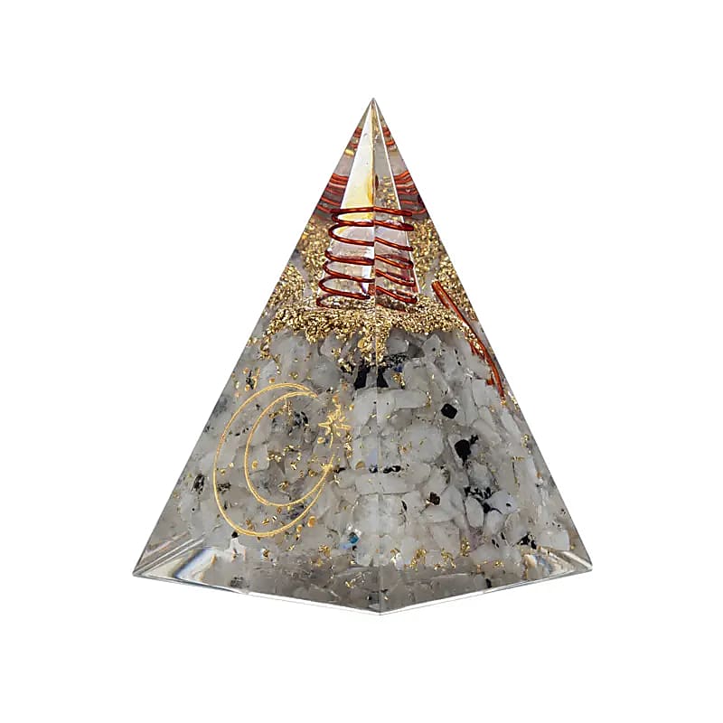 Orgonite pyramide pierre de lune vue laterale symbole lune doree spirale cuivre paillettes or fond blanc
