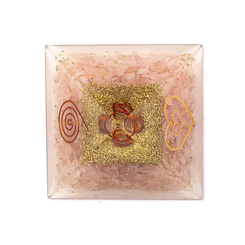 Orgonite pyramide Quartz Rose vue du dessus avec bobine de cuivre, spirale et symbole cœur doré De A à KÂ