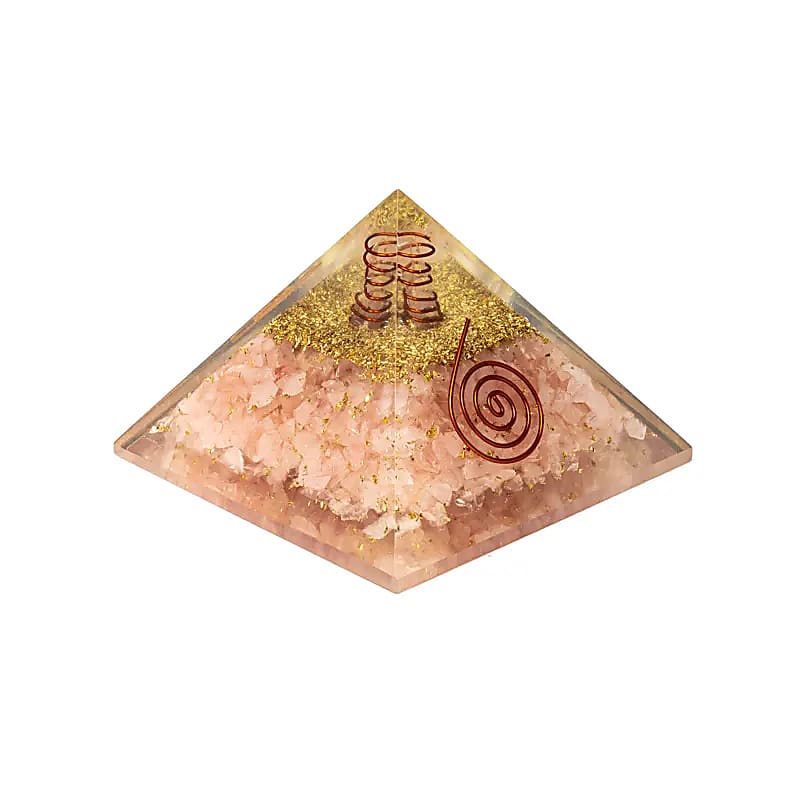 Orgonite pyramide Quartz Rose –vue latérale avec spirale en cuivre et éclats de cristal De A à KÂ