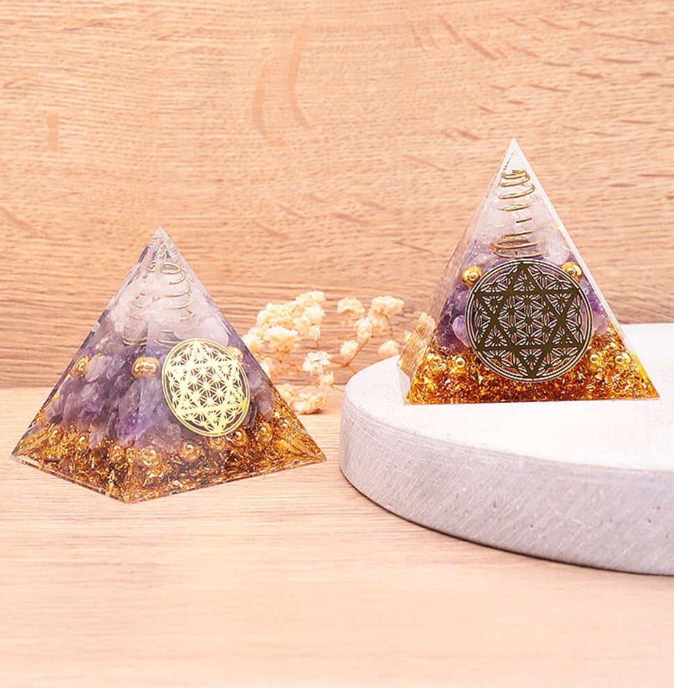 Deux pyramides orgonites améthyste avec symboles dorés étoile Metatron Fleur de Vie, cristaux violets et base dorée scintillante