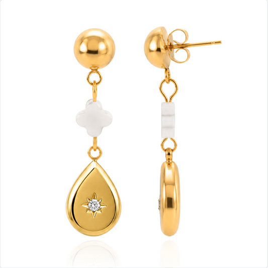 Paire de boucles d’oreilles dorées avec charm trèfle en nacre et pendentif en forme de goutte orné d’une pierre de zircon, vues de face et de profil