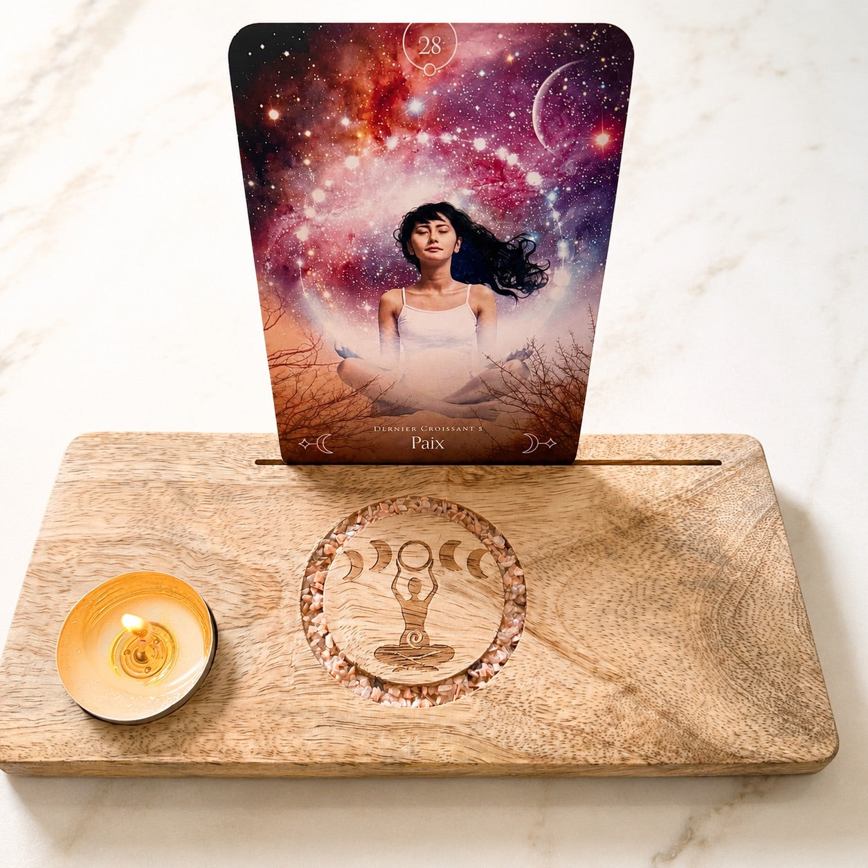 Porte cartes en bois de manguier avec déesse et cycles lunaires gravés, cerclés de cristaux de pierre de lune rose, bougie et carte oracle