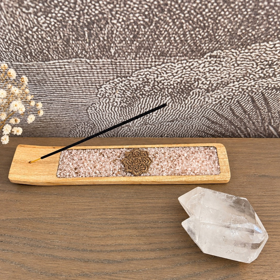 Porte encens en bois de manguier avec éclats de quartz rose, mandala et bâton d’encens, présenté avec une pointe de cristal de roche