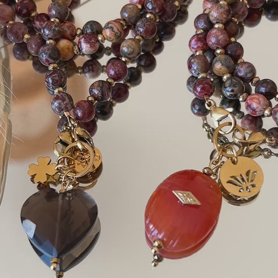 Vidéo collier en jaspe léopard 50 cm bijou sacré et énergétique à porter seul ou avec  un grigri maxi scarabée en cornaline orange