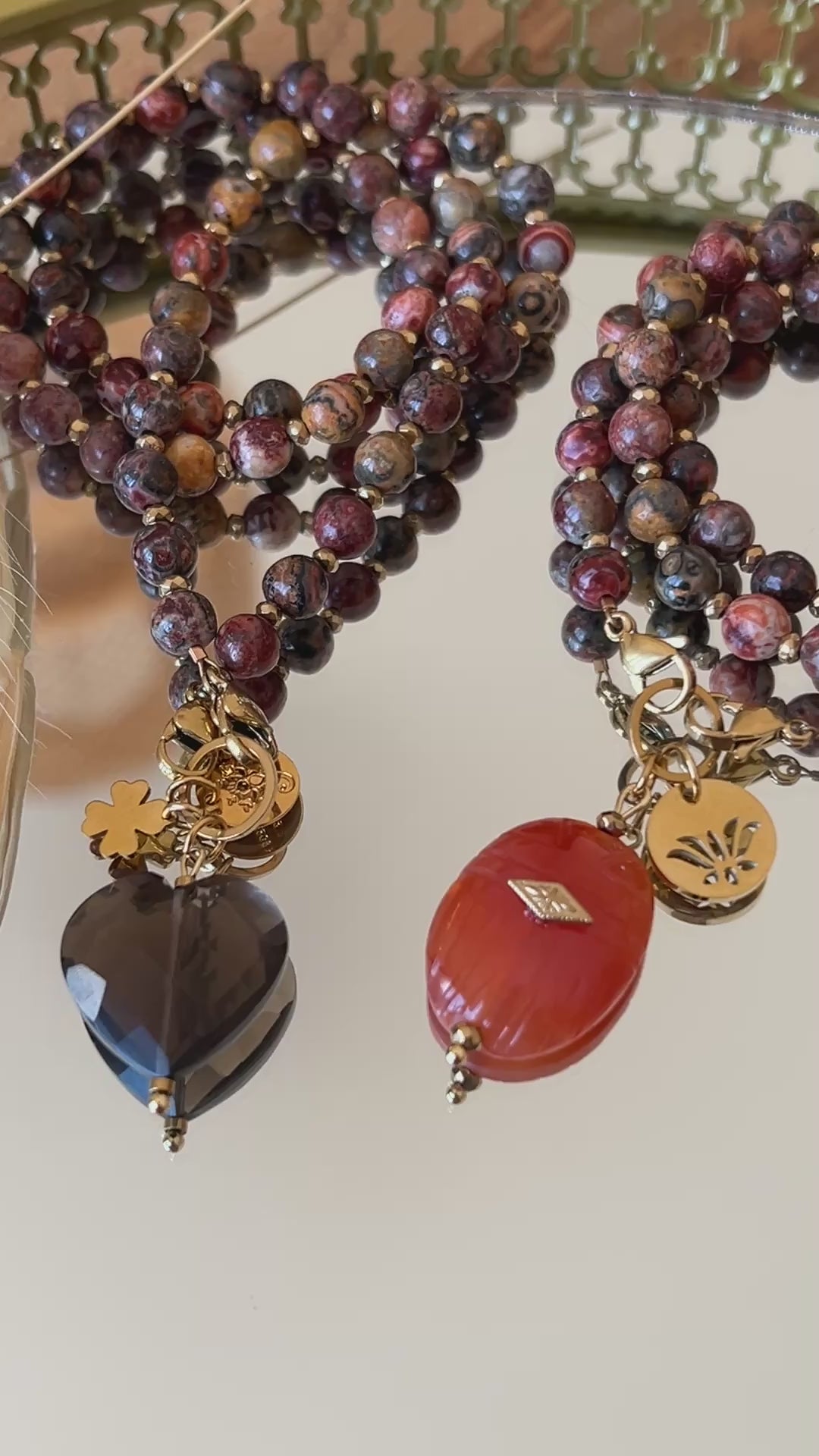 Vidéo collier en jaspe léopard 50 cm bijou sacré et énergétique à porter seul ou avec  un grigri maxi scarabée en cornaline orange