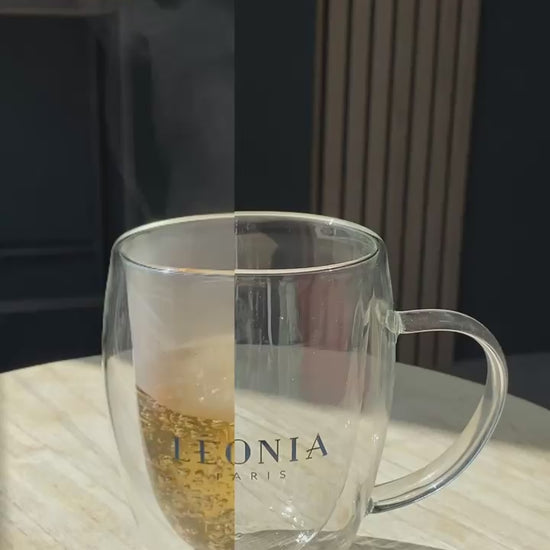 Vidéo de préparation du thé blanc bio Léonia Paris dans un mug en verre transparent et bouilloire inox