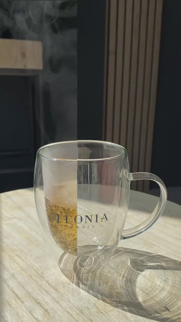 Vidéo de préparation du thé blanc bio Léonia Paris dans un mug en verre transparent et bouilloire inox