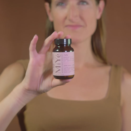 Vidéo d'utilisation du complément alimentaire My Essentiels flore intime & intestinale, présentée par une femme