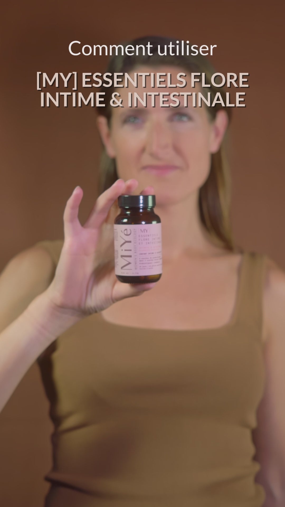 Vidéo d'utilisation du complément alimentaire My Essentiels flore intime & intestinale, présentée par une femme