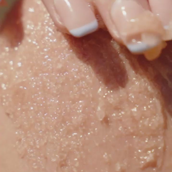 Vidéo d'application du gommage à grains au thé blanc Léonia Paris sous la douche, texture hybride se transforme en émulsion lactée au contact de l'eau