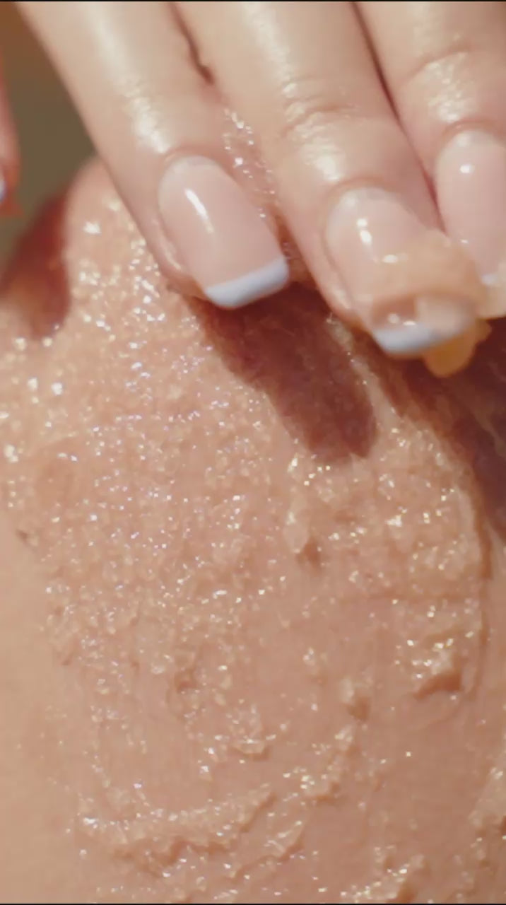 Vidéo d'application du gommage à grains au thé blanc Léonia Paris sous la douche, texture hybride se transforme en émulsion lactée au contact de l'eau