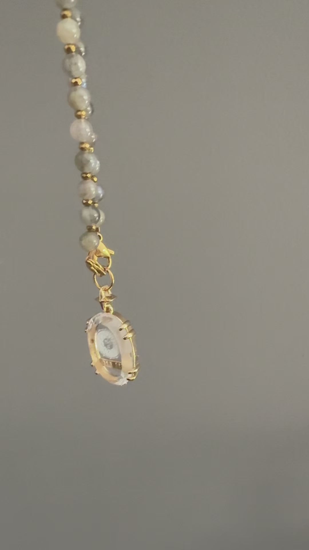Vidéo présentation collier en perles de labradorite et grigri pendentigfen cristal de roche 