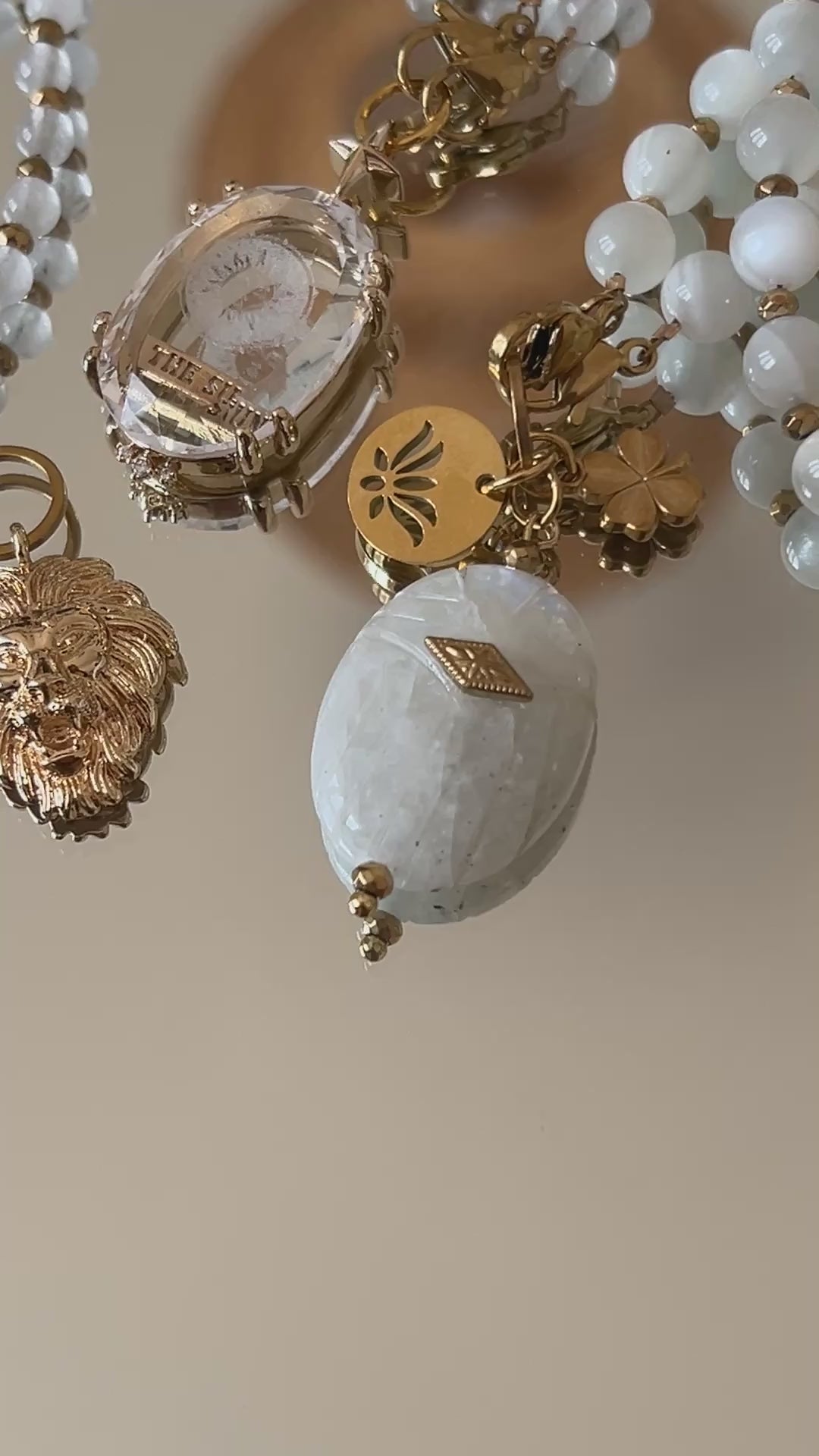 Vidéo sautoir en pierre de lune, symbole d'intuition, de féminin sacré et de clarté d'esprit