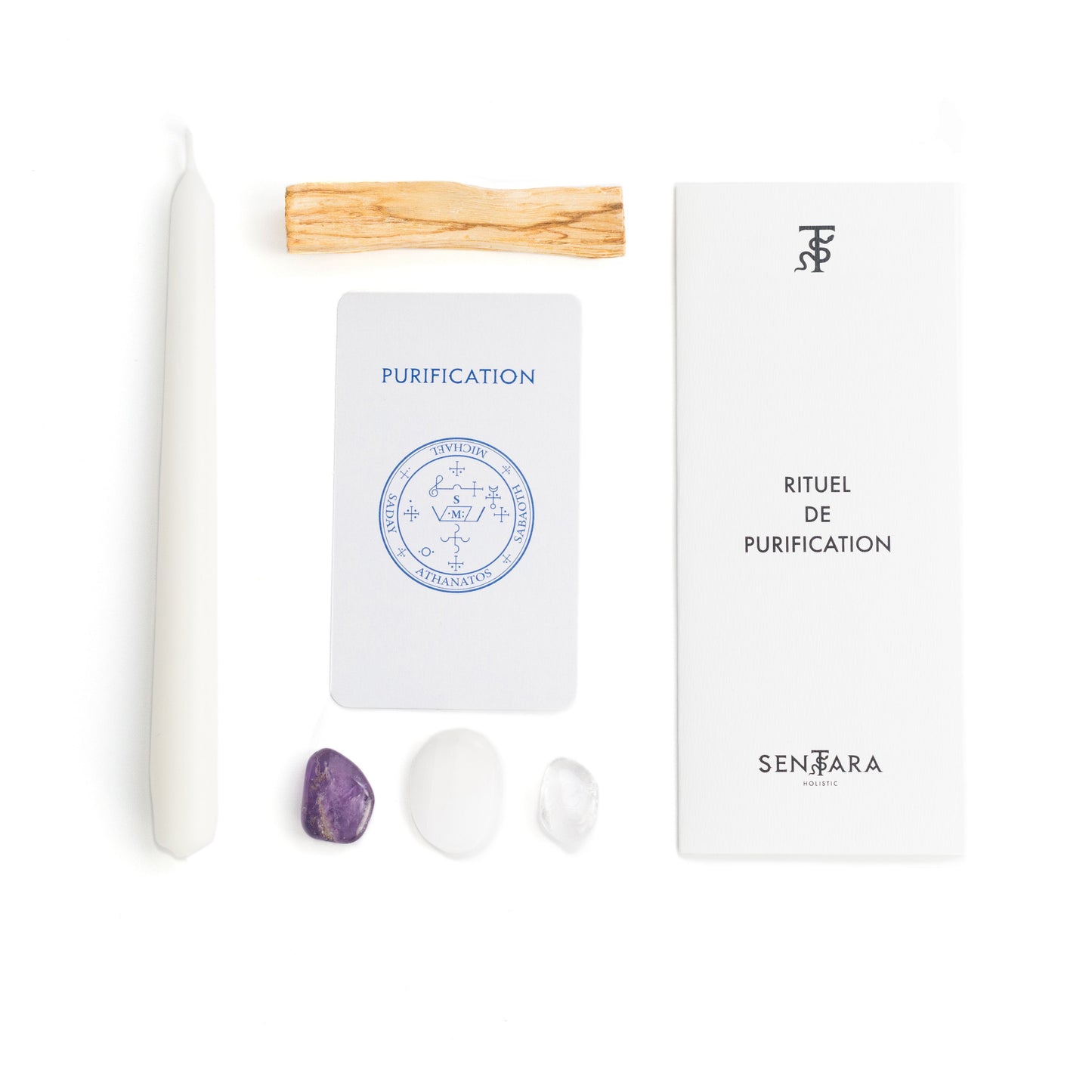 Coffret Rituel de Purification Sentara Holistic, cierge blanc, bâton de Palo Santo, carte de purification, trois cristaux naturels (améthyste, cristal de roche, sélénite) et guide de rituel, sur fond blanc.