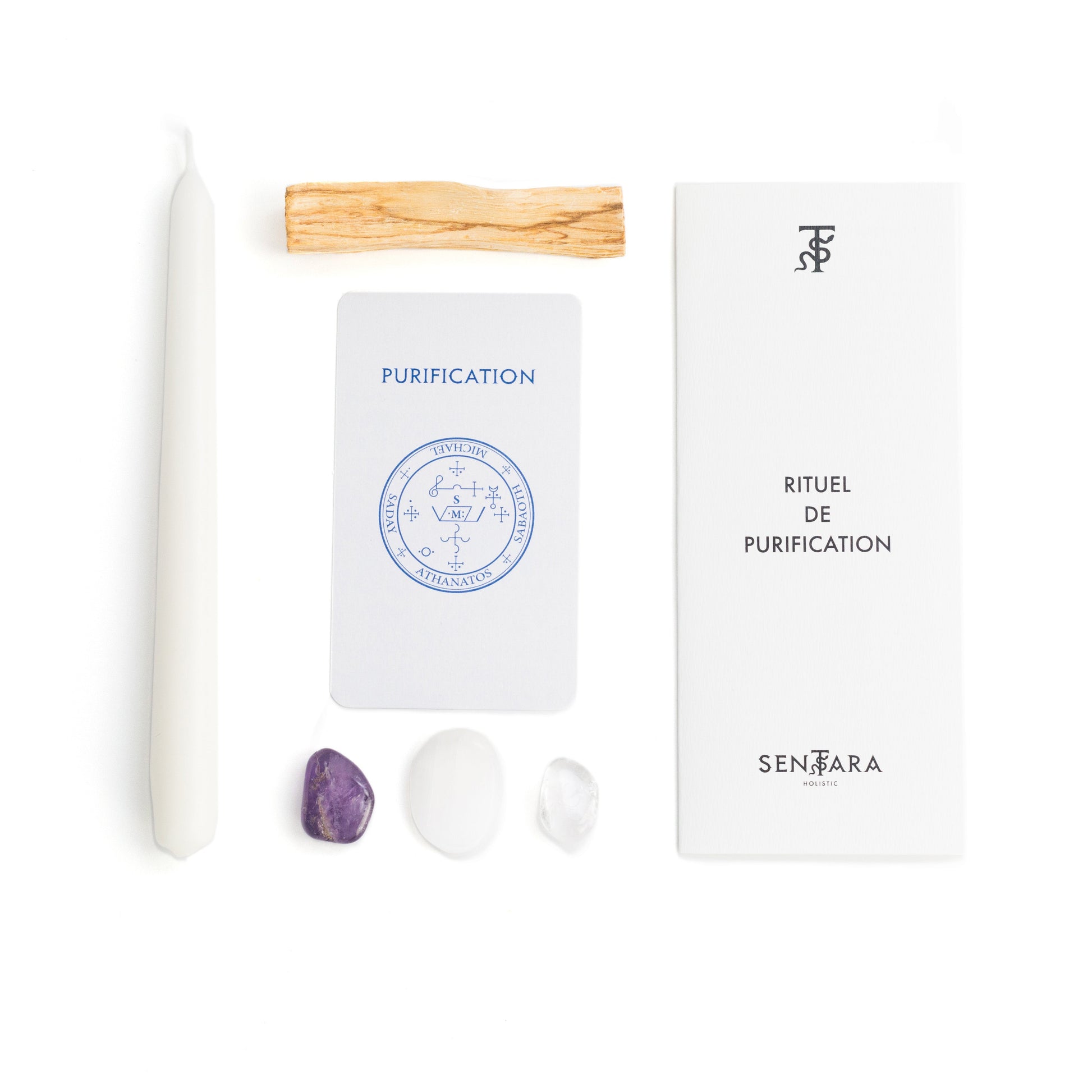 Coffret Rituel de Purification Sentara Holistic, cierge blanc, bâton de Palo Santo, carte de purification, trois cristaux naturels (améthyste, cristal de roche, sélénite) et guide de rituel, sur fond blanc.