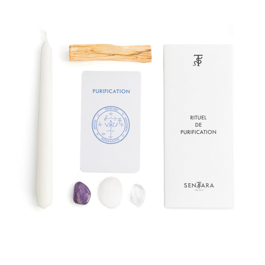 Coffret Rituel de Purification Sentara Holistic, cierge blanc, bâton de Palo Santo, carte de purification, trois cristaux naturels (améthyste, cristal de roche, sélénite) et guide de rituel, sur fond blanc.
