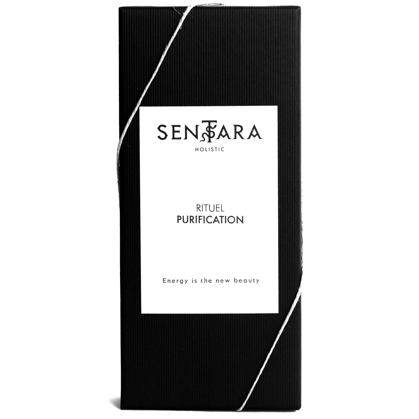 Coffret Rituel Purification Sentara Holistic boîte noire texturée avec étiquette blanche, logo Sentara Holistic et mention Energy is the new beauty, noué d'une ficelle, sur fond blanc.