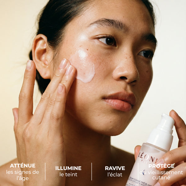 Application du sérum visage Léonia au thé blanc bio sur le visage – geste beauté et texte de ses bienfaits