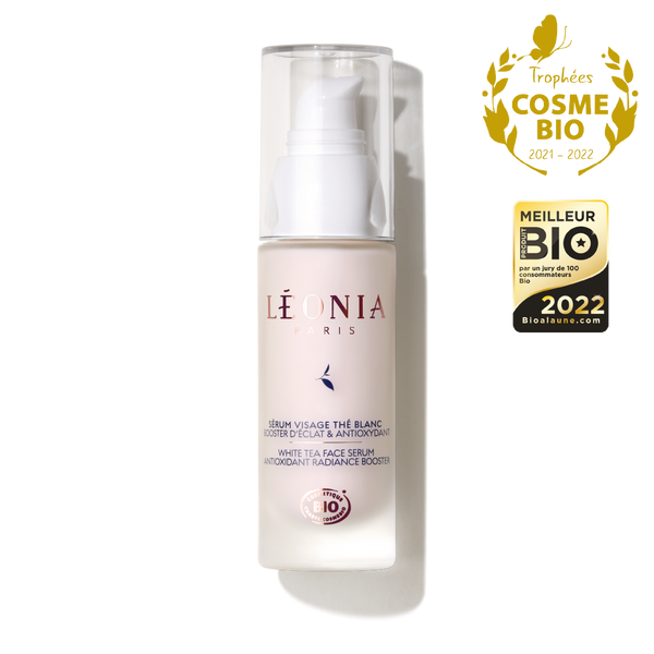 Sérum visage au thé blanc bio Léonia 30 ml – Booster d'Éclat & Antioxydant, flacon sur fond épuré, logo Trophées Cosmebio et meilleur bio 2022