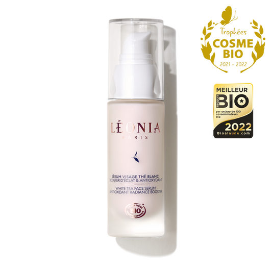 Sérum visage au thé blanc bio Léonia 30 ml – Booster d'Éclat & Antioxydant, flacon sur fond épuré, logo Trophées Cosmebio et meilleur bio 2022