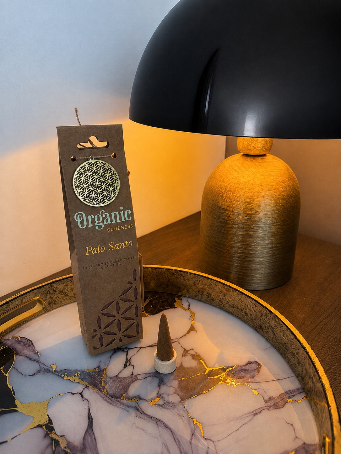 Set encens cônes bio Palo Santo Organic Goodness, pendentif fleur de vie, cône sur support céramique, plateau marbre doré, ambiance lumineuse chaleureuse
