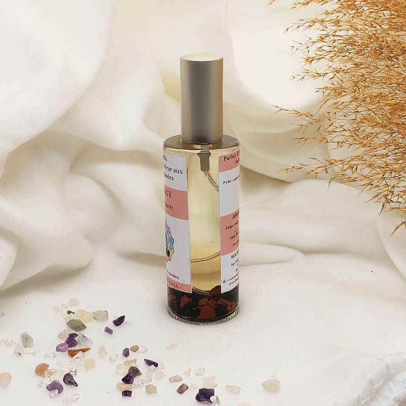 Parfum d'intérieur énergétique Ancrage flacon 100 ml en verre avec pierres infusées jaspe rouge, tourmaline noire, photo ambiance douce et spirituelle