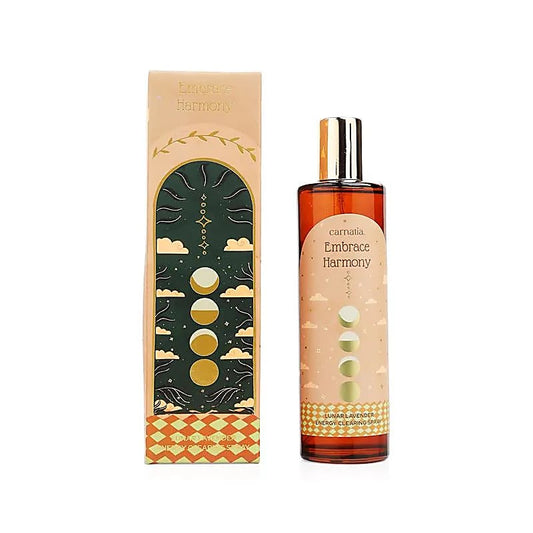 Spray d'ambiance Embrace Harmony Lunar Lavender Carnatia , packshot fond blanc, flacon ambré doré et boîte illustrée avec phases de lune et motifs célestes
