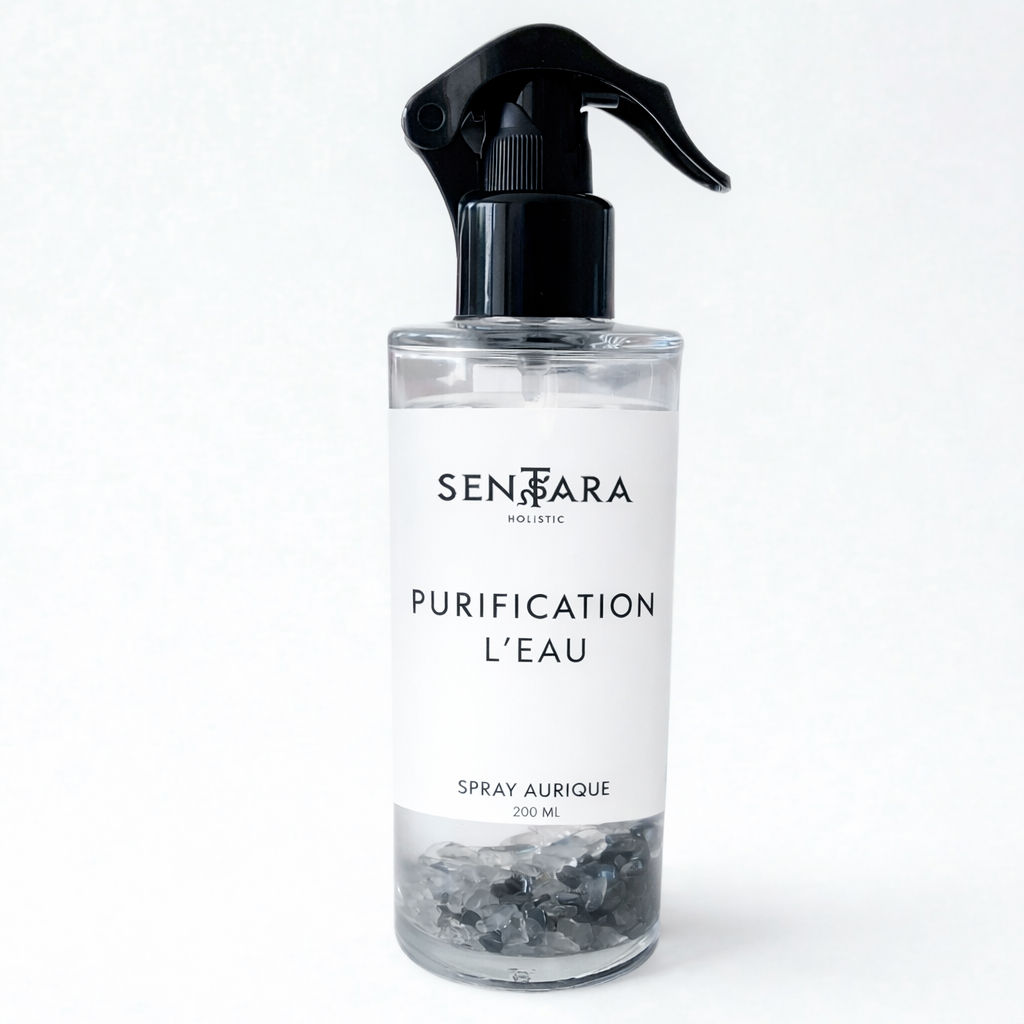 Flacon transparent du spray aurique Purification L’Eau Sensara 200 ml avec vaporisateur noir et cristaux visibles au fond