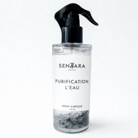 Flacon transparent du spray aurique Purification L’Eau Sensara 200 ml avec vaporisateur noir et cristaux visibles au fond