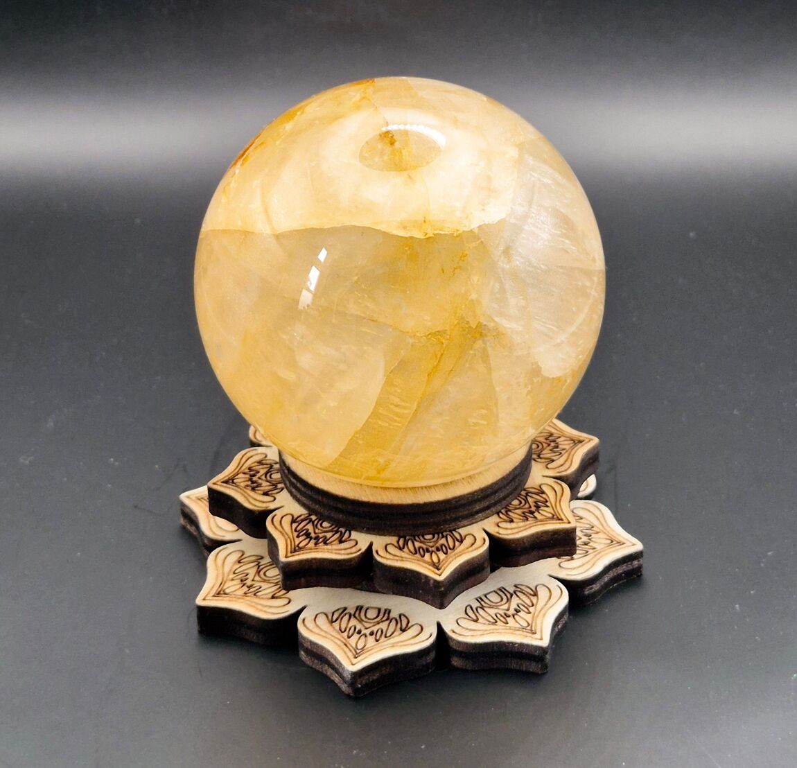 SPHÈRE EN QUARTZ GUÉRISSEUR DORÉ XL – Guérison énergétique