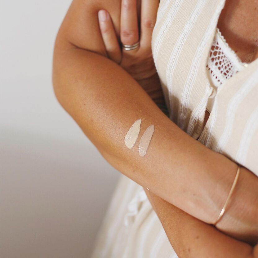 Application de deux teintes de crème teintée sur avant bras pour comparer la couleur et l'adaptation à la peau