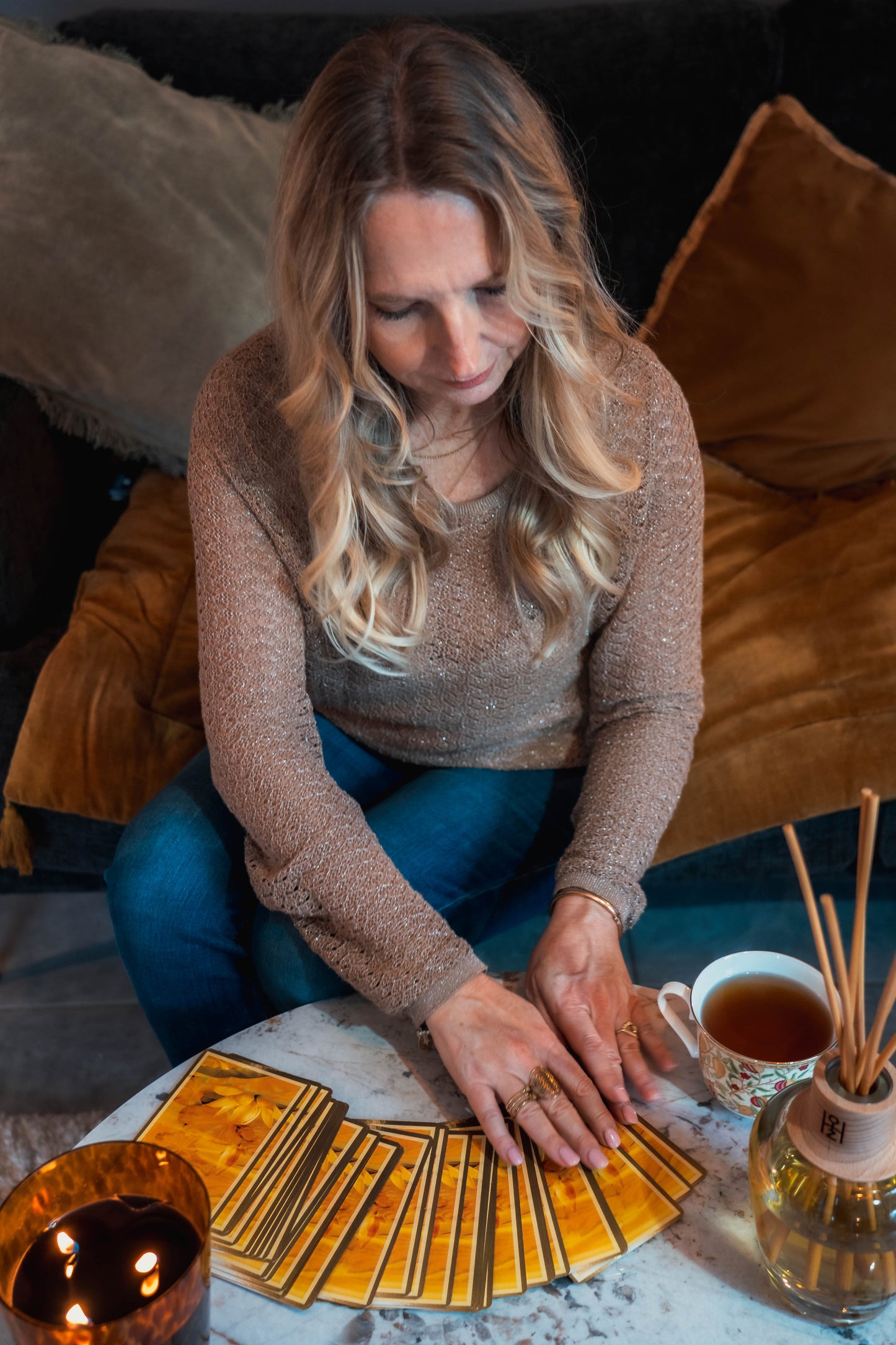 Astrid Hermelin, médium de A à KÂ, en train de tirer les cartes de tarot dans un espace chaleureux et intimiste