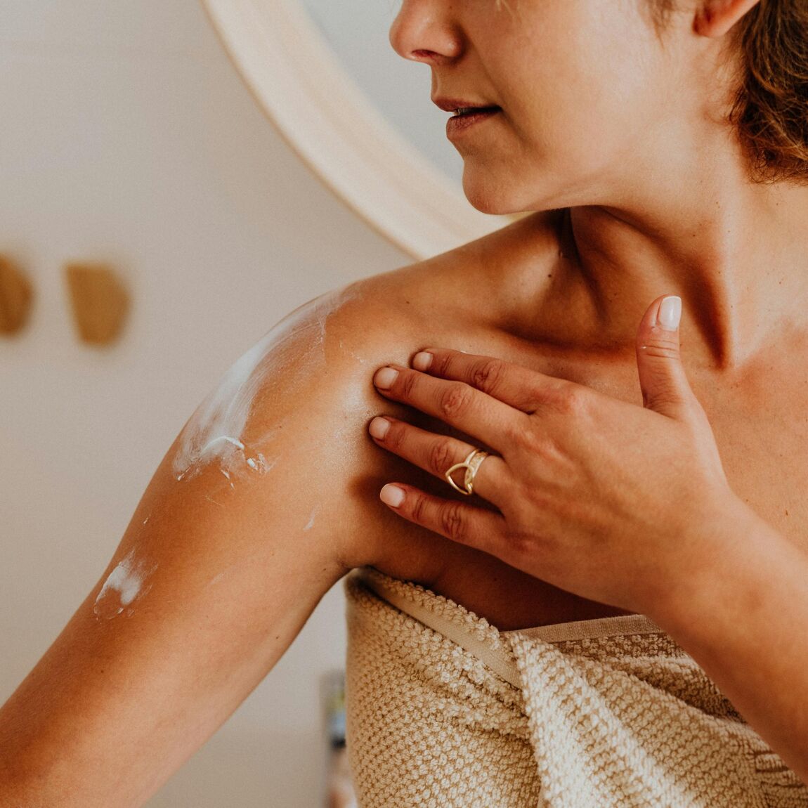 Femme appliquant une crème sur son corps, velouté corps douceur, MiYé