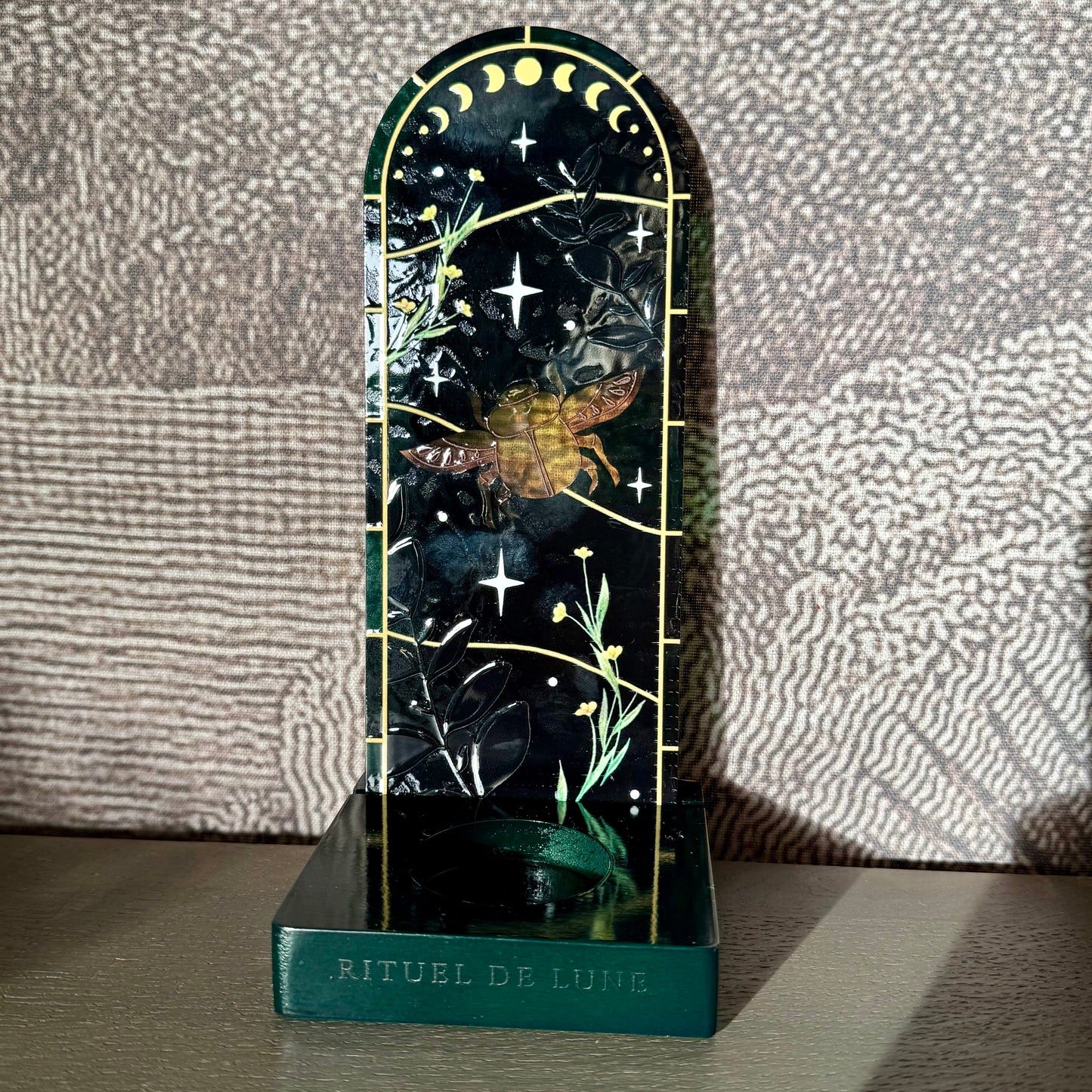 Vitrail sur socle en bois vert, motifs scarabée, étoiles et fleurs, rituel de lune