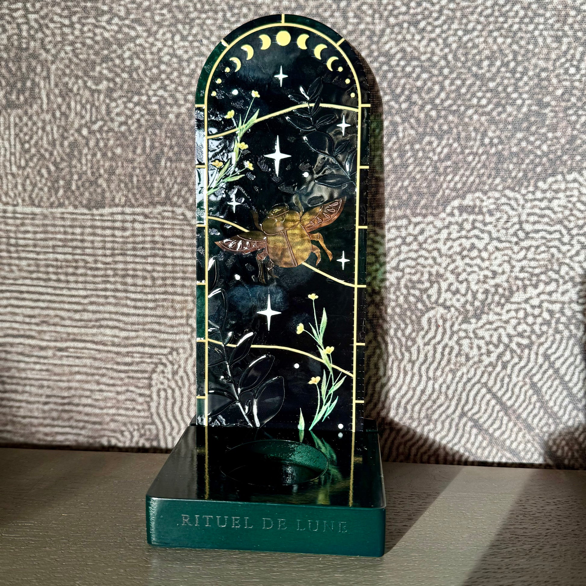 Vitrail sur socle en bois vert, motifs scarabée, étoiles et fleurs, rituel de lune