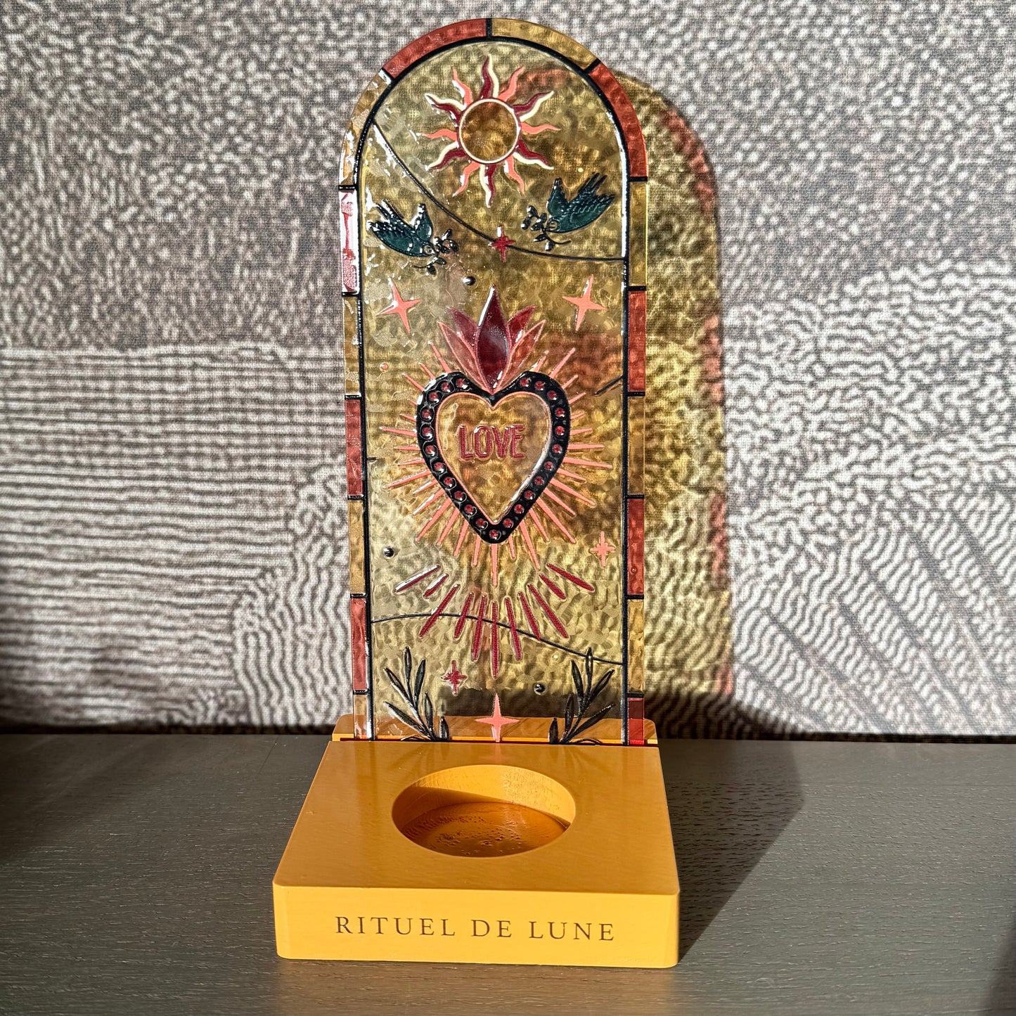 Autel avec vitrail, socle jaune siglé Rituel de Lune, motifs sacré coeur, soleil et oiseaux