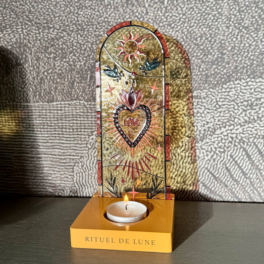 Autel rituel avec socle en bois jaune Rituel de Lune et vitrail avec sacré coeur, jaune, rose et rouge, bougie chauffe plat allumée, sur fond gris et bois