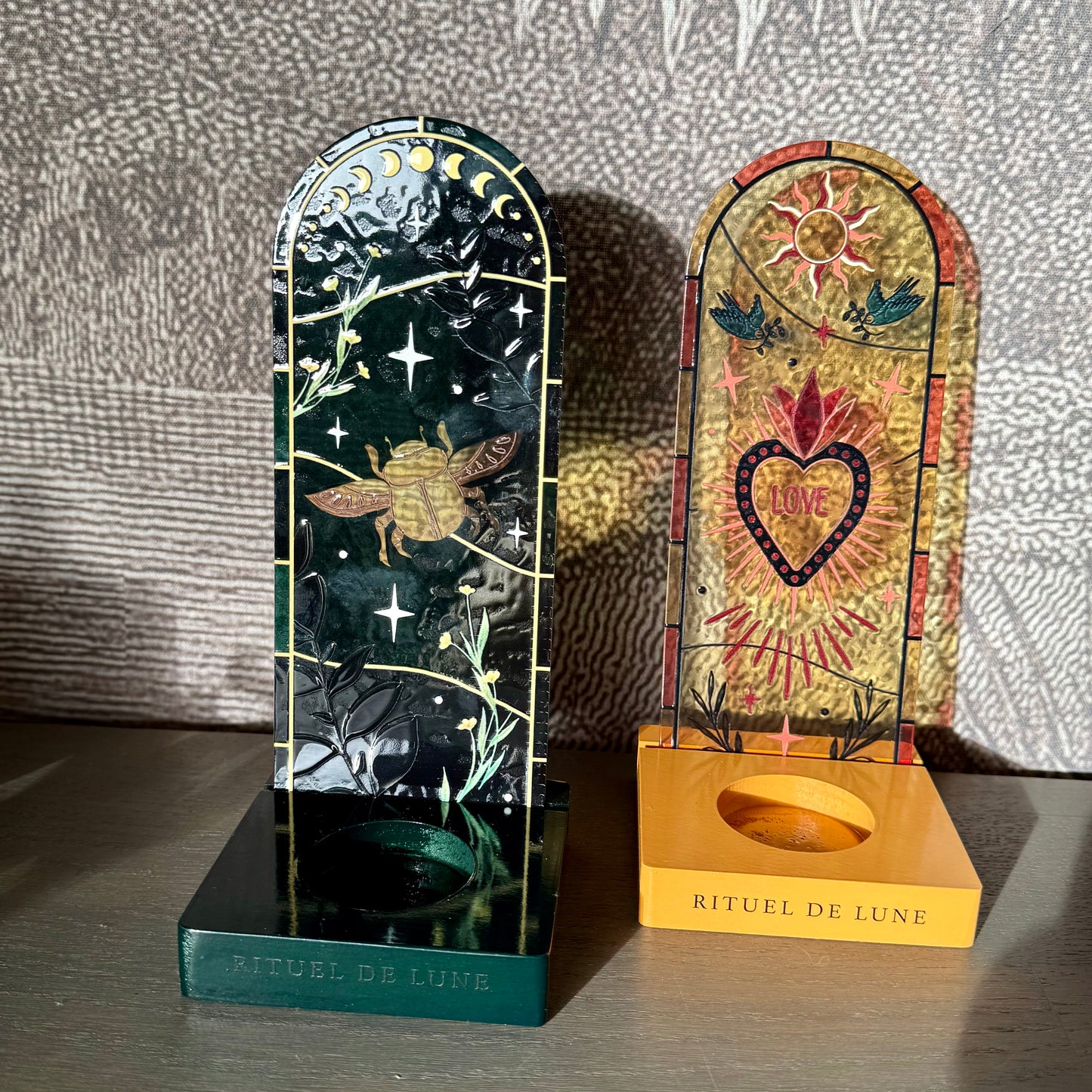 Deux autels siglés Rituel de Lune avec vitraux, un avec scarabée, l'autre sacré coeur, couleurs vert, jaune, rouge et rose